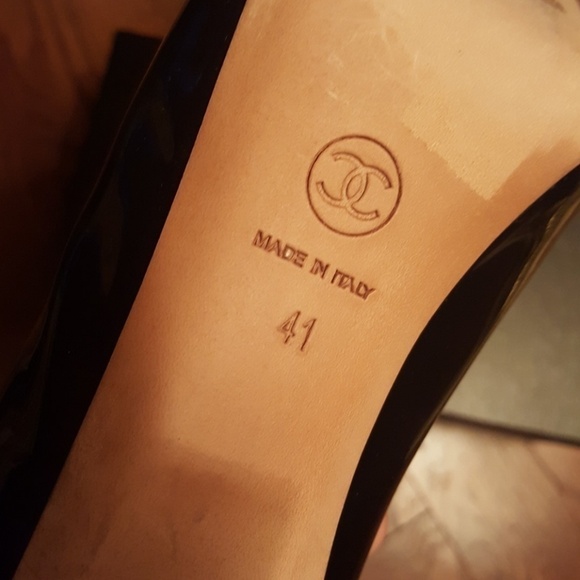 CHANEL black paten leather pumps - Picture 5 of 10